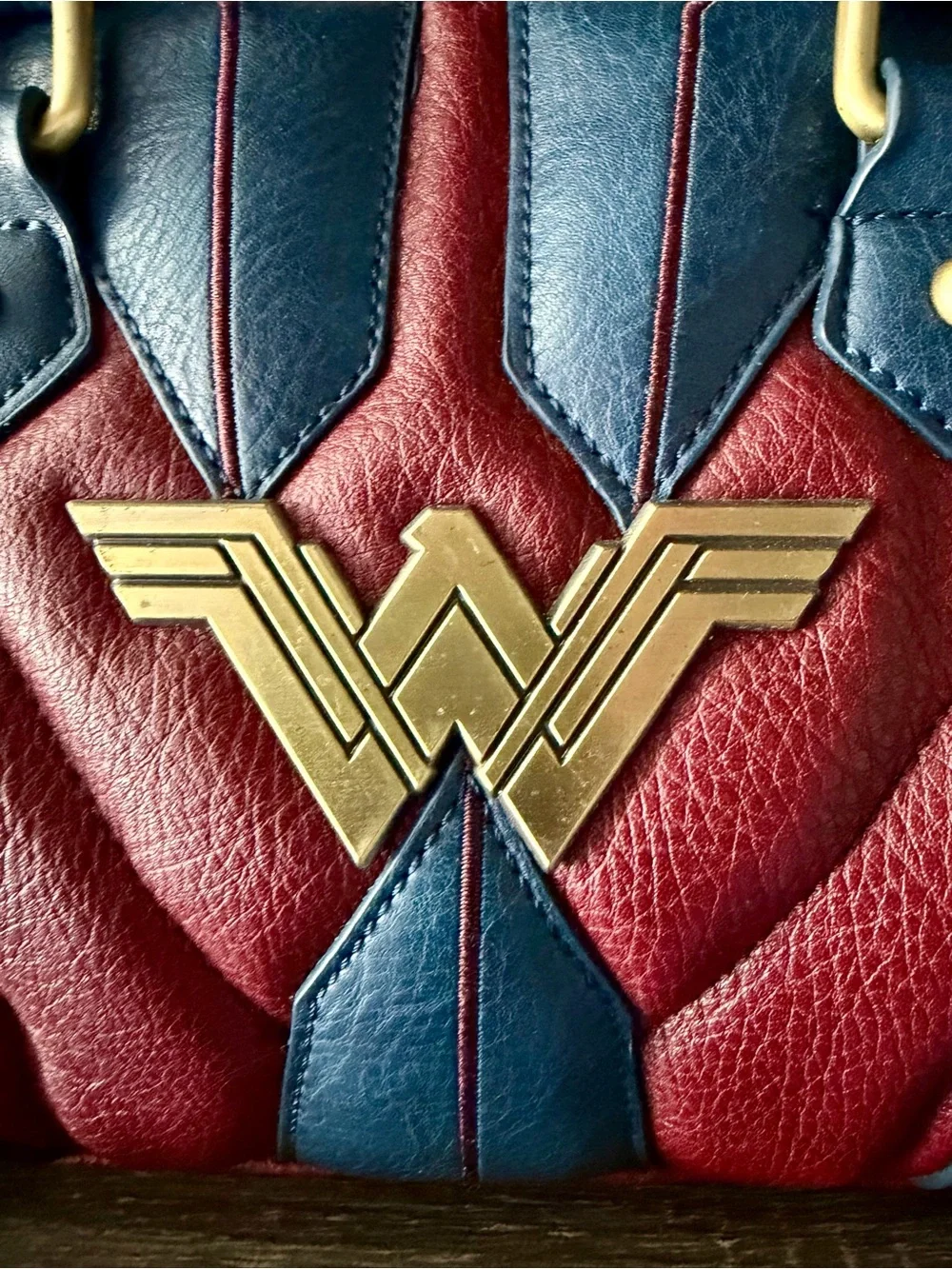 Wonder Woman Bioworld Kiss Lock Satchel Crossbody Purse Burgundy Blue DC Comics
